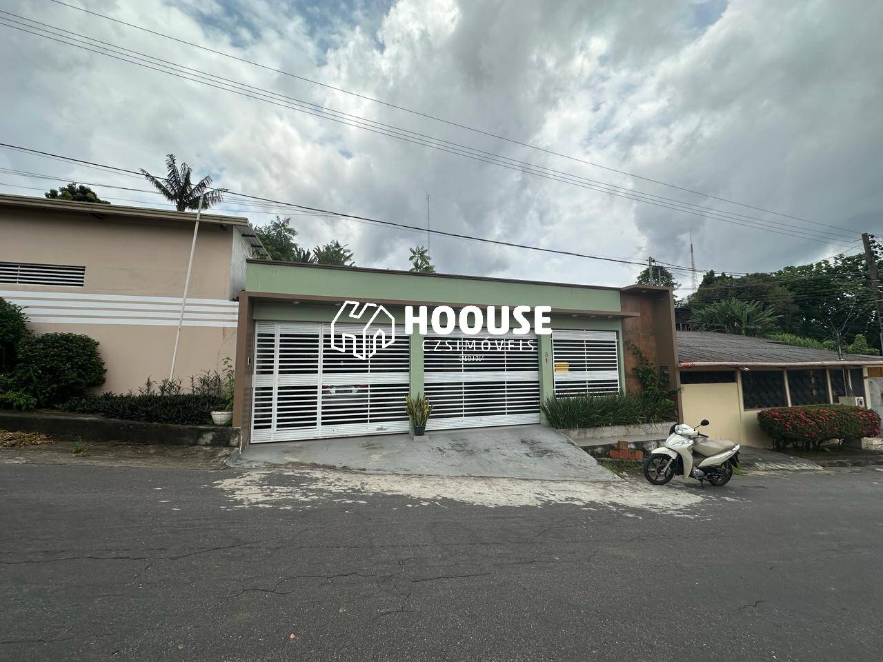 Casa para alugar com 3 quartos, 300m² - Foto 1